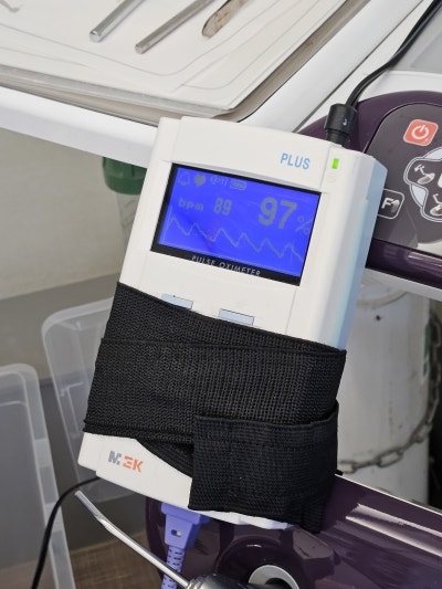 환자의 맥박과 산소포화도를 측정하는 기기