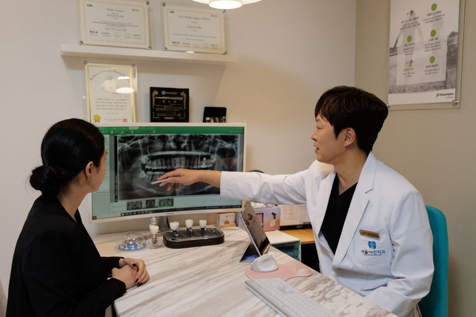 의사가 환자에게 엑스레이를 보며 설명하는 모습
