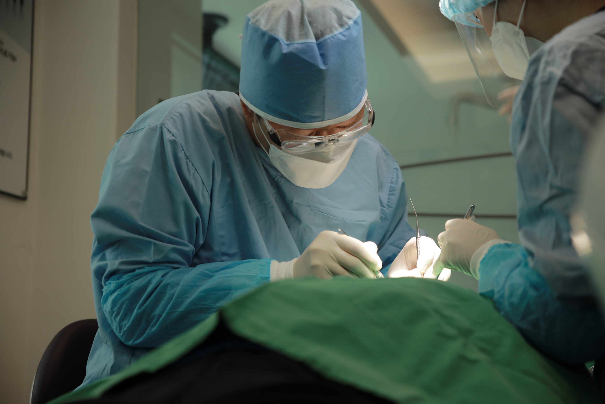 서울더안치과의원 안교진 원장 진료 모습