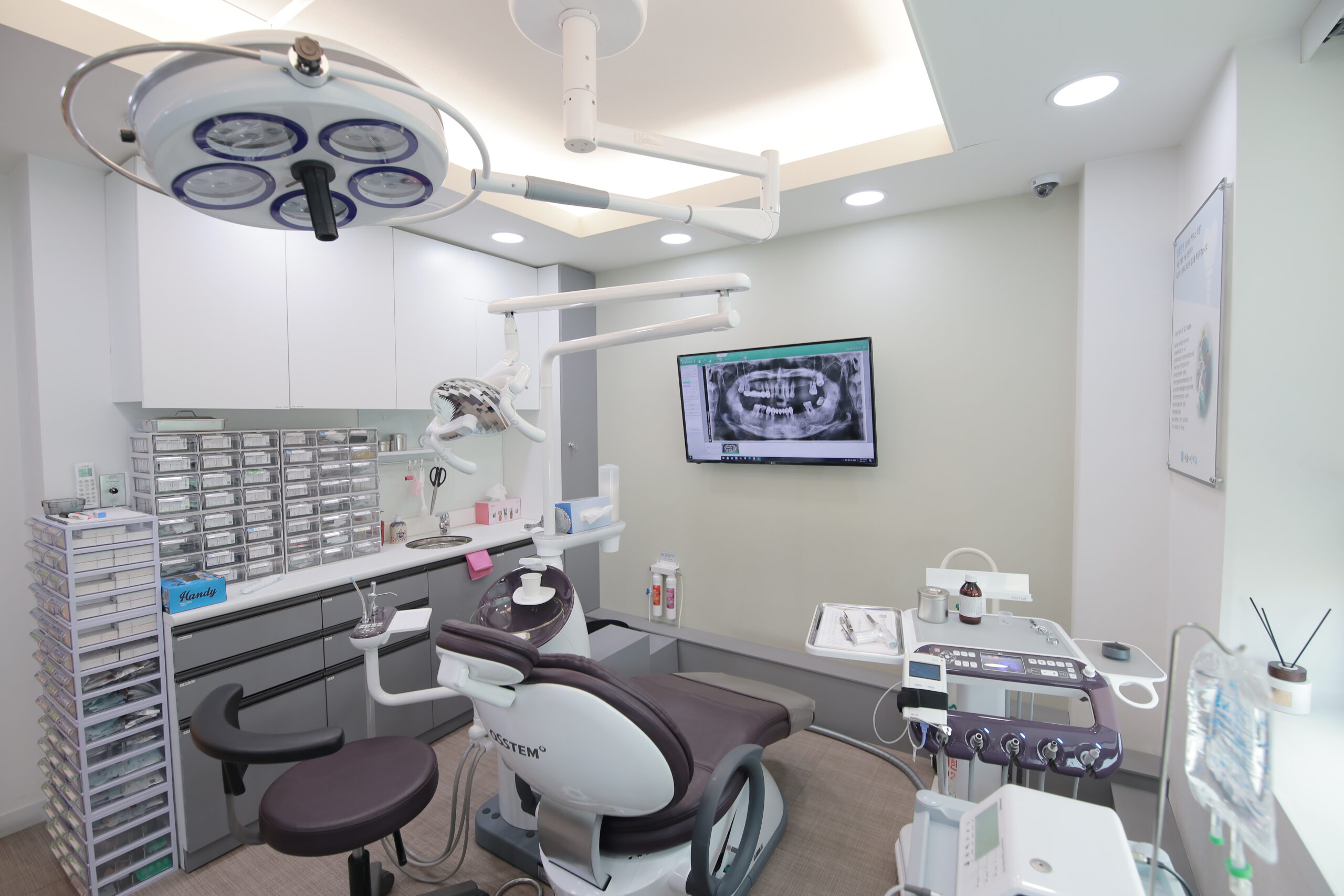 서울더안치과의원 수술실 내부 — 첨단 장비